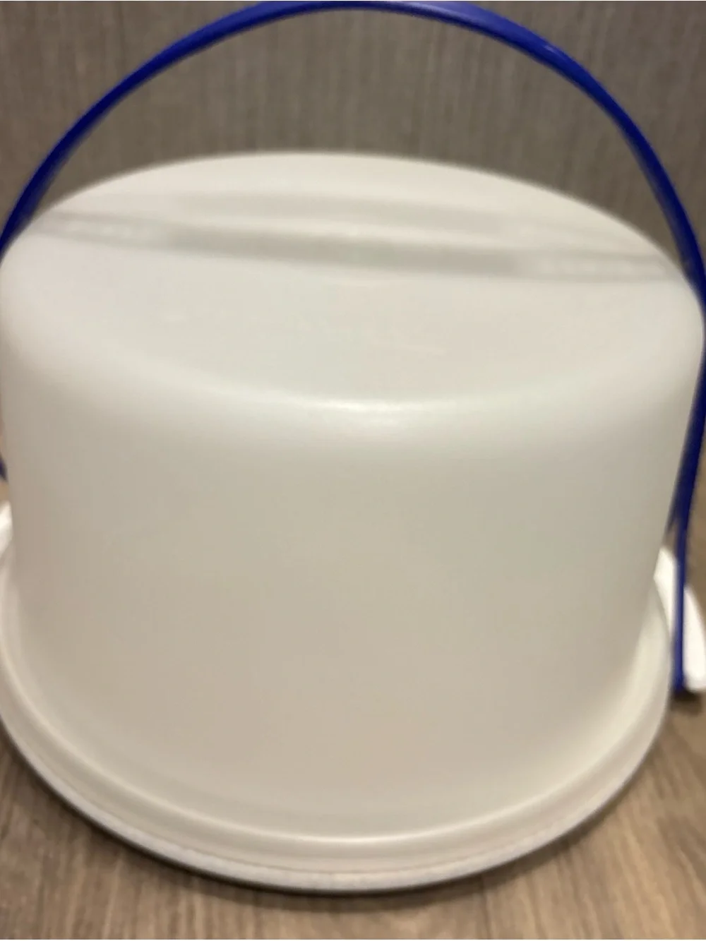 Tupperware cake carrier